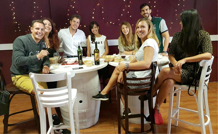 Ett sällskap studiekamrater strålar samman i en reunion och provar viner. De är ”doctores” från Malaga, Madrid, Barcelona och Las Palmas.