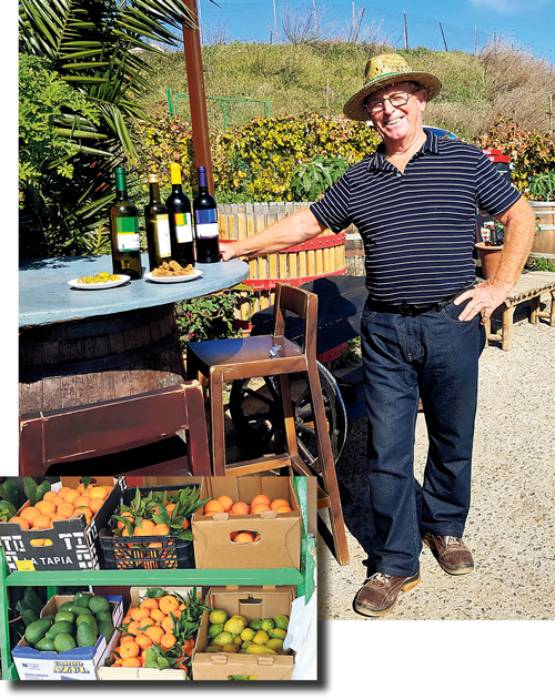 Paco poserar med gårdens viner och olivolja